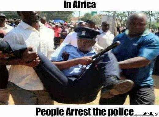 În Africa, oamenii îi arestează pe polițiști poze haioase