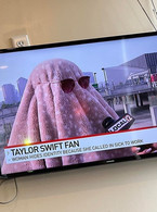 Taylor Swift fan with towel on the head - poza demo