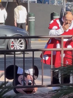 Cine imbraca costumele la Disney - poza demo