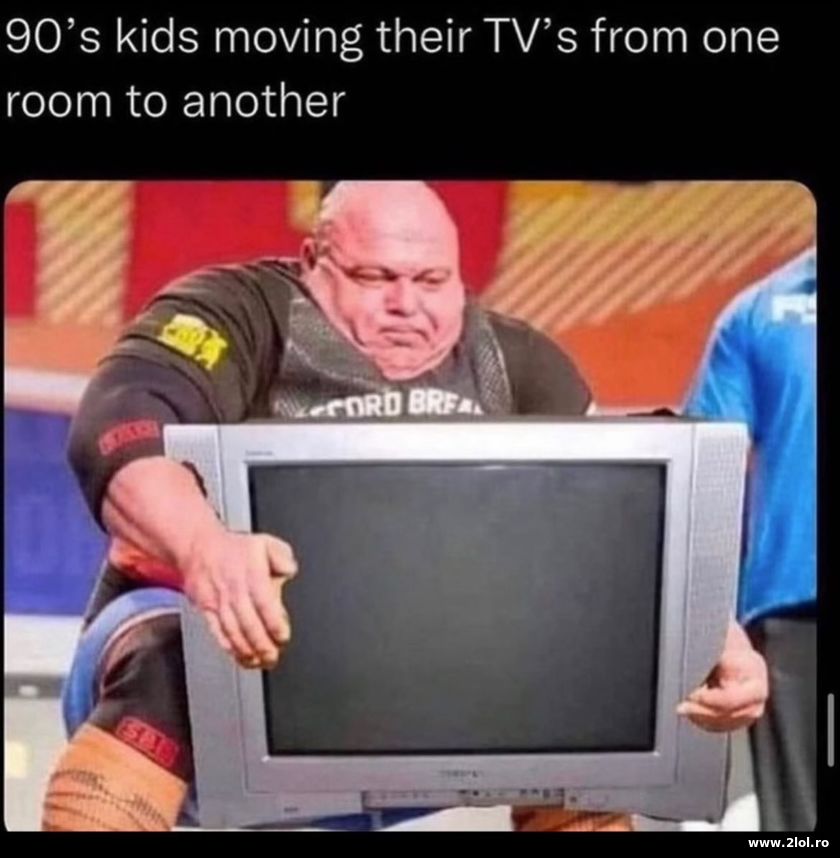 90's kids moving their TV's from one room to anoth | poze haioase