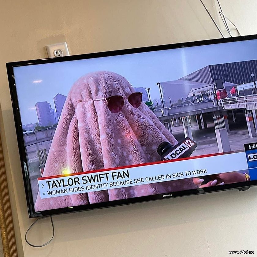 Taylor Swift fan with towel on the head | poze haioase