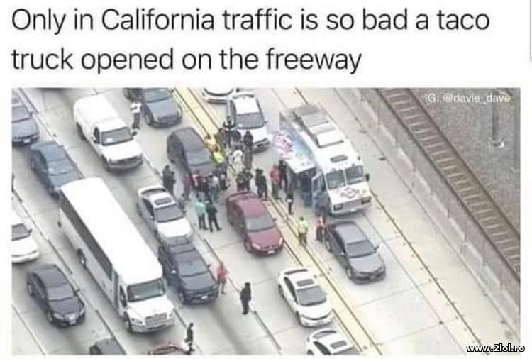 Only in California trafic is so bad a taco truck | poze haioase