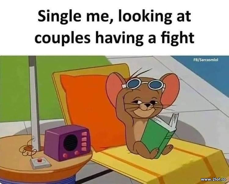 Single me, looking at couples having a fight | poze haioase